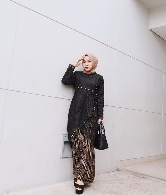 Kebaya Muslimah Modern Kebaya Simple, Indonesian Clothing, Kondangan Outfit, Gaun Dress, Batik Dress Modern, Kebaya Modern Dress, Kaftan Designs, Kebaya Muslim, Kebaya Dress