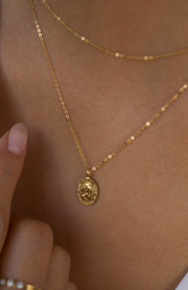 Simple Cute Gold Necklace, Coin Necklace Aesthetic, Dainty Gold Chain With Pendant, Golden Pendant Necklace, At Christopher Necklace, Gold Classic Jewelry, Dainty Vintage Necklace, Gold Pendent Necklace, Necklace Inspo Gold