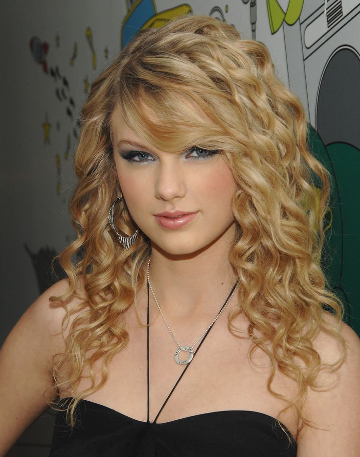 Taylor Swift | 2008 | MTV's TRL Show Taylor Swift Curly Hair, Taylor Swift Haircut, Long Natural Curly Hair, Romantic Curls, Straight Hair Cuts, Hair Styles 2014, Haircuts For Curly Hair, Taylor Swift Hair, Vanessa Hudgens