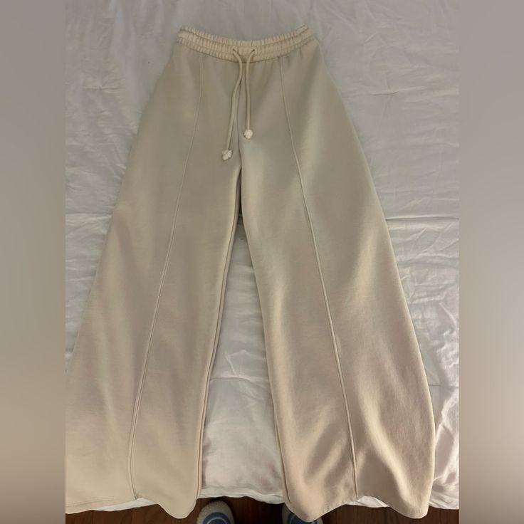 Brand New, Never Worn Cream Wide Leg Sweatpants With Elastic Waistband, Cream Wide-leg Sweatpants With Elastic Waistband, Zara Cotton Sweatpants For Spring, Cream Wide Leg Bottoms For Fall, Cream Wide Leg Relaxed Fit Sweatpants, White Wide Leg Pants With Elastic Waistband For Fall, Cream Wide-leg Relaxed Fit Sweatpants, Cream Wide Leg Loungewear Pants With Elastic Waistband, Cream Wide Leg Pants With Elastic Waistband For Loungewear