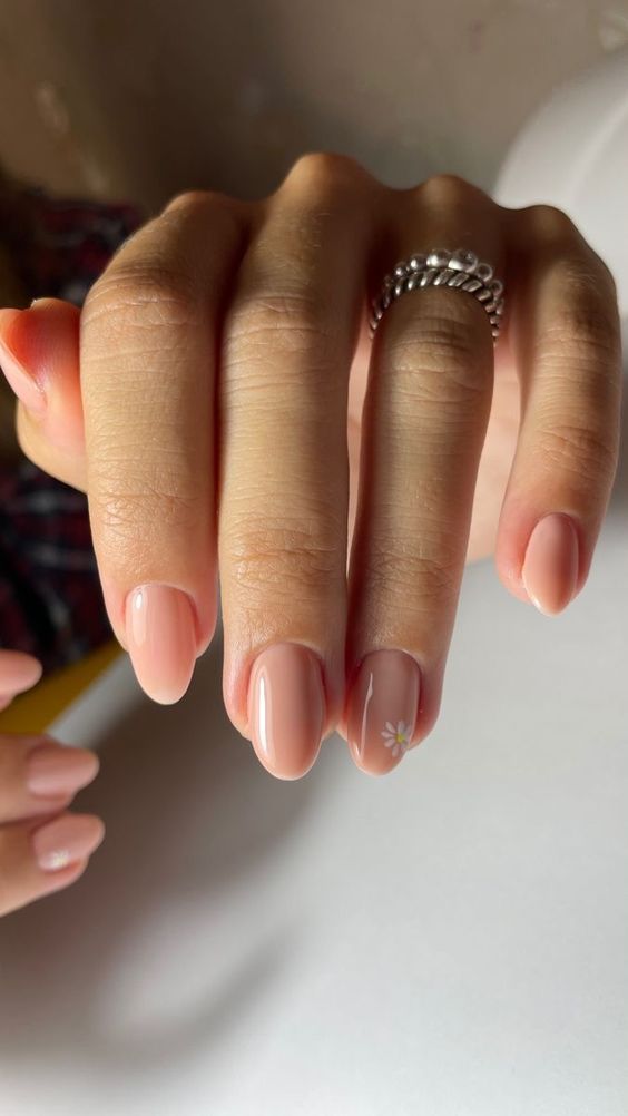 Nails Nude Ideas, Chic Wedding Nails, Natural Nail Length, Nude Wedding Nails, Bridal Manicure, Nude Wedding, Mickey Nails, Nail 2023, Minimal Nails Art