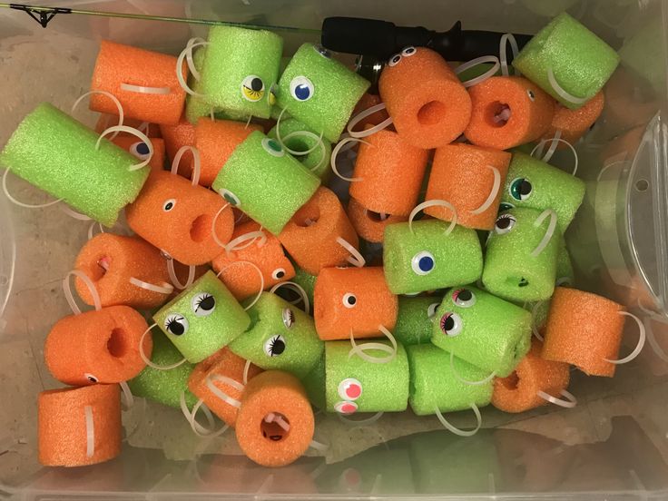 there are many carrots with googly eyes on them