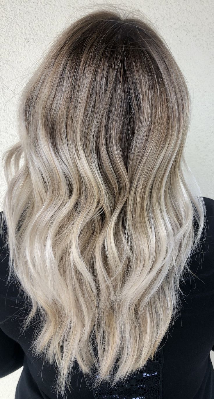 Fall Blonde Hair Root Melt, Blonde Hair With Dark Root Melt, Root Melt Balayage Blonde, Icy Blonde Baylage, Root Shadow Ash Blonde, Shadow Root Blonde Balayage Fall, Mushroom Blonde Root Melt, Blonde Balayage Smudged Root, Ashy Root Smudge