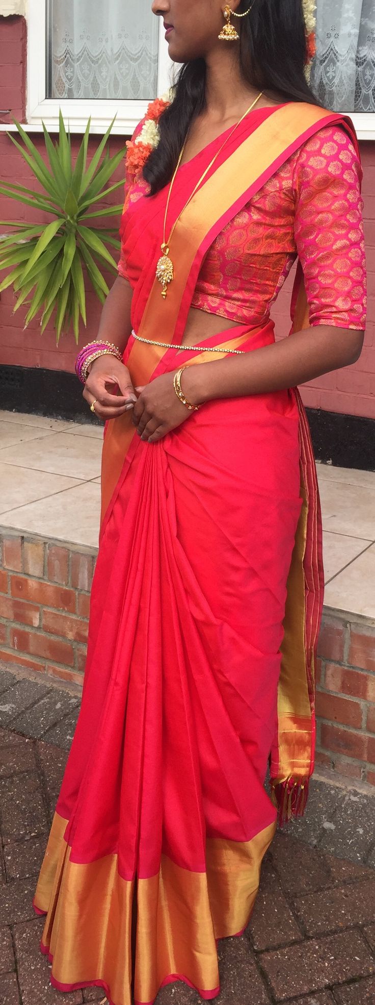 Gorgeous plain pink saree with a printed blouse and simple jewellery Silk Saree Blouse With Belt, Saree With Hip Chain, Saree With Waist Chain, Hip Chain For Saree Gold, Gold Handmade Waist Chain For Gift, Satin Saree Red Colour, Waist Chain, Pink Saree, Simple Jewelry