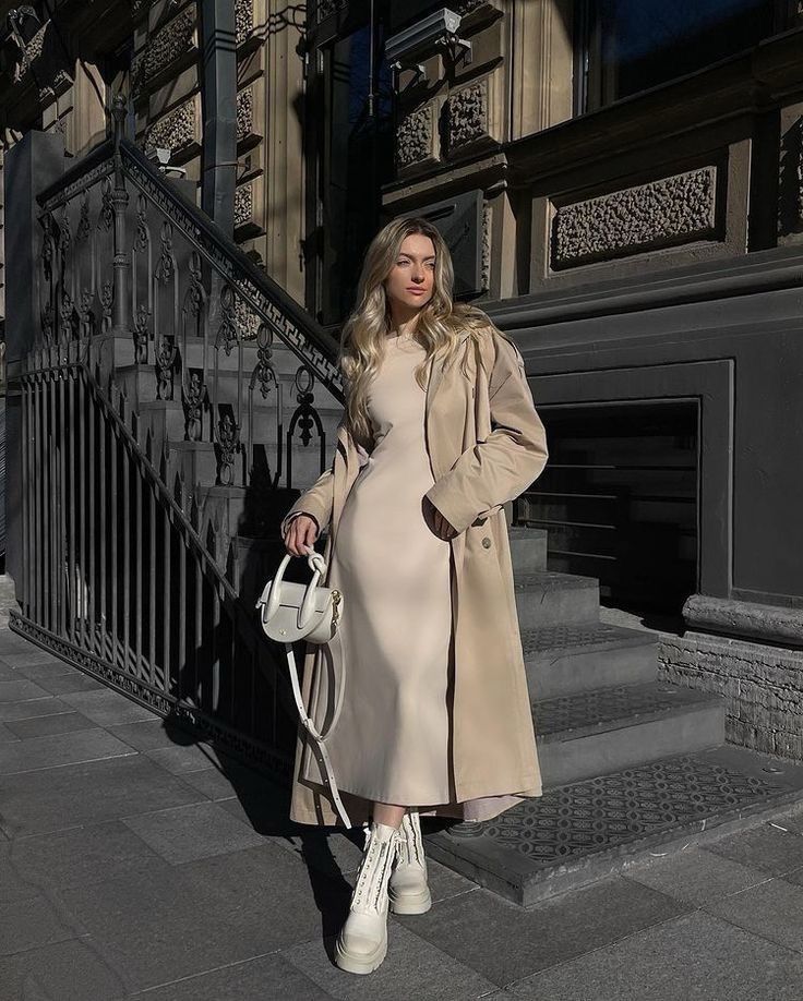 Outfit Vestido Casual, Winter White Outfit, Build A Capsule Wardrobe, Outfit Elegantes, Beige Trench Coat, Europe Outfits, Winter Fashion Outfits Casual, London Outfit, Coat Outfits