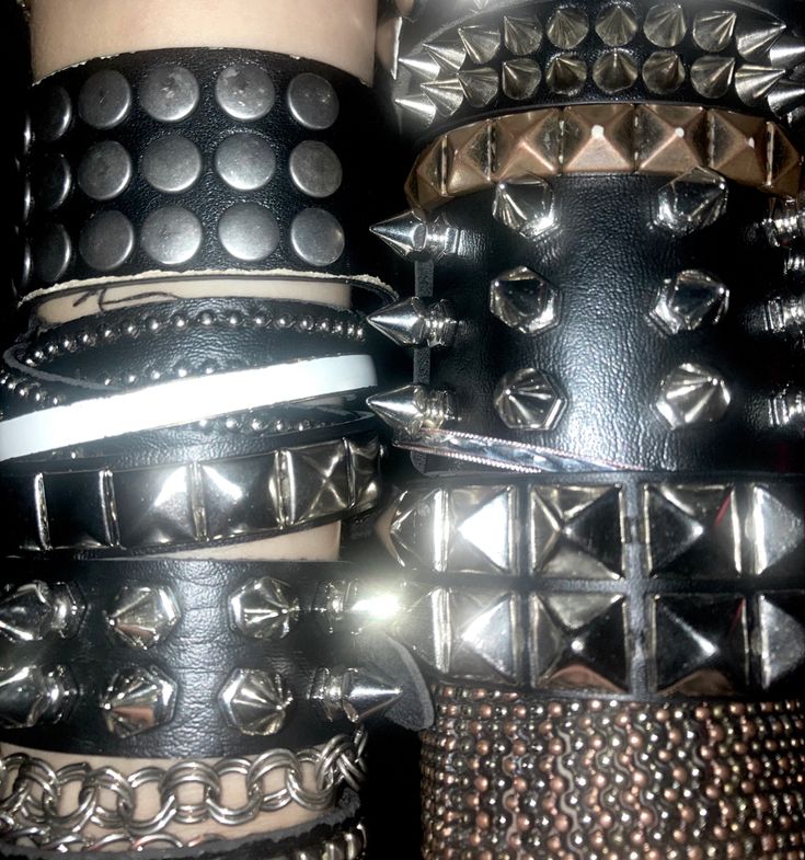 Punk Jewellery, 2000s Emo, Emo Aesthetic, Under Your Spell, Punk Aesthetic, Scene Emo, Estilo Punk, New Rock, Emo Scene