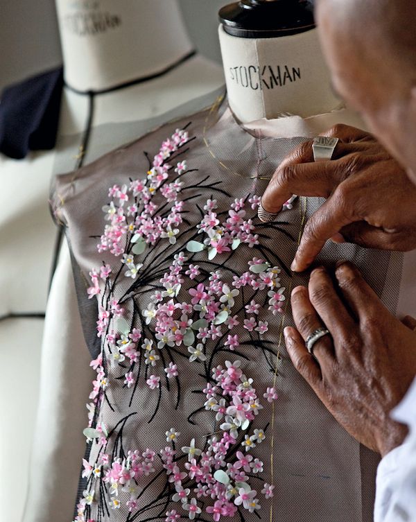 Haute Couture Ateliers - Quintessence Detail Couture, Haute Couture Embroidery, Haute Couture Details, Couture Embroidery, Dior Haute Couture, Couture Details, Embellished Dress, Mode Vintage, Mode Inspiration