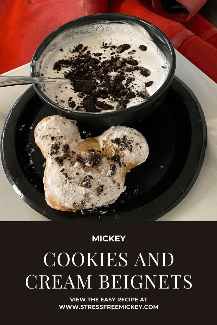 there is a bowl of cookies and cream on the plate with a cookie in it