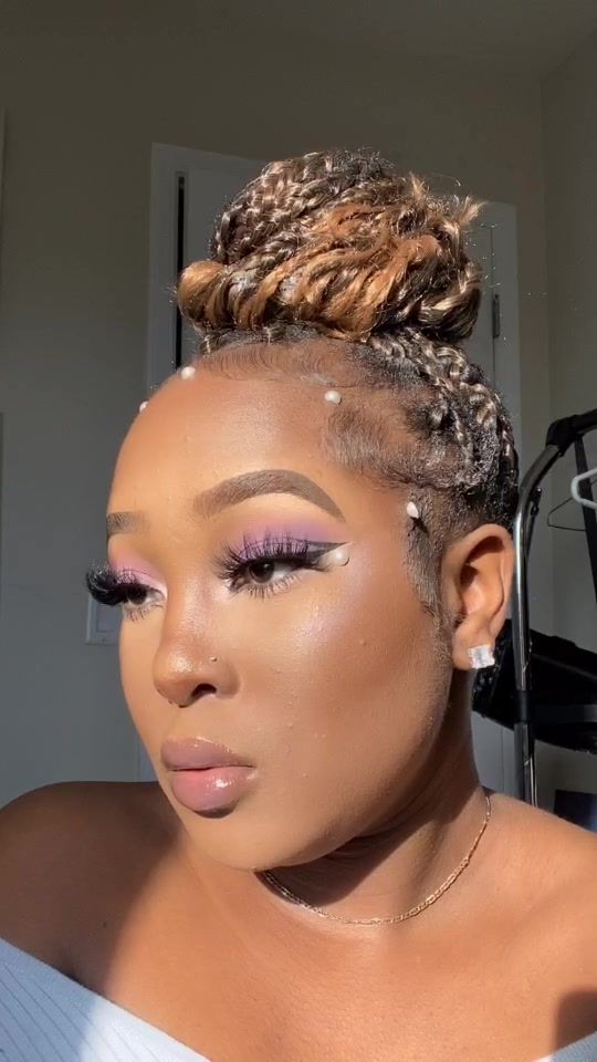 Soft Purple Glam Makeup ✨ Natural Purple Makeup, Light Purple Makeup Looks, Purple Glam Makeup, Lavender Makeup Looks, Starfire Costume, Purple Makeup Looks, Makeup Tuts, Quinceañera Ideas, Rhinestone Makeup