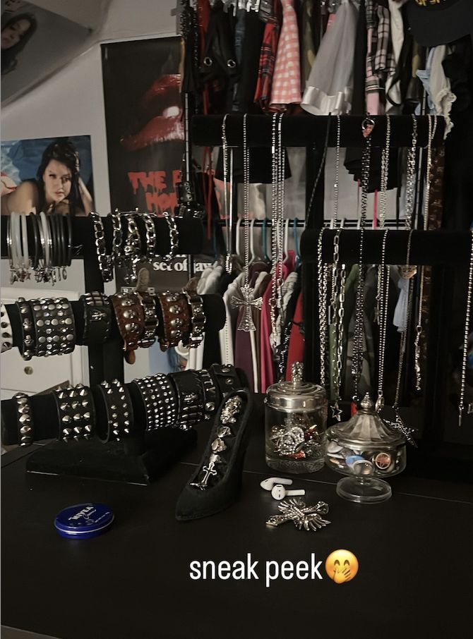 there are many necklaces and bracelets on display in this room with the name sneak peek