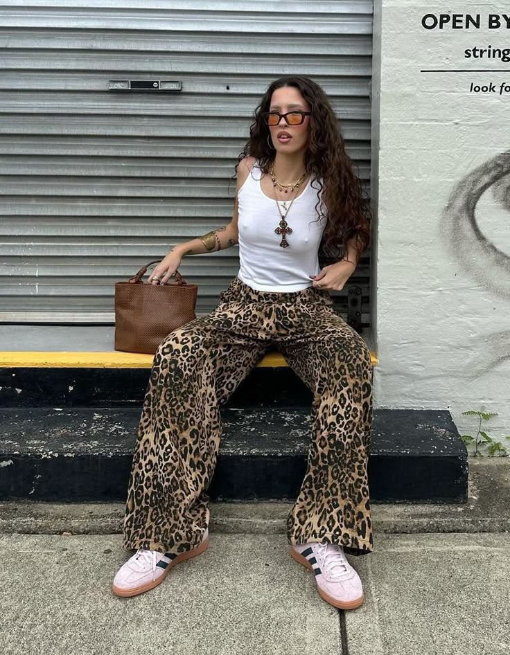 Leopard Print Top Outfit Aesthetic, Animal Prints Outfit, Leopard Style Outfits, Leopard Print Pants Outfits, Leopard Print Outfits Aesthetic, Leopard Print Shirt Outfit, Leopard Print Jeans Outfit, Cheetah Print Pants Outfit, Cheetah Pants Outfit