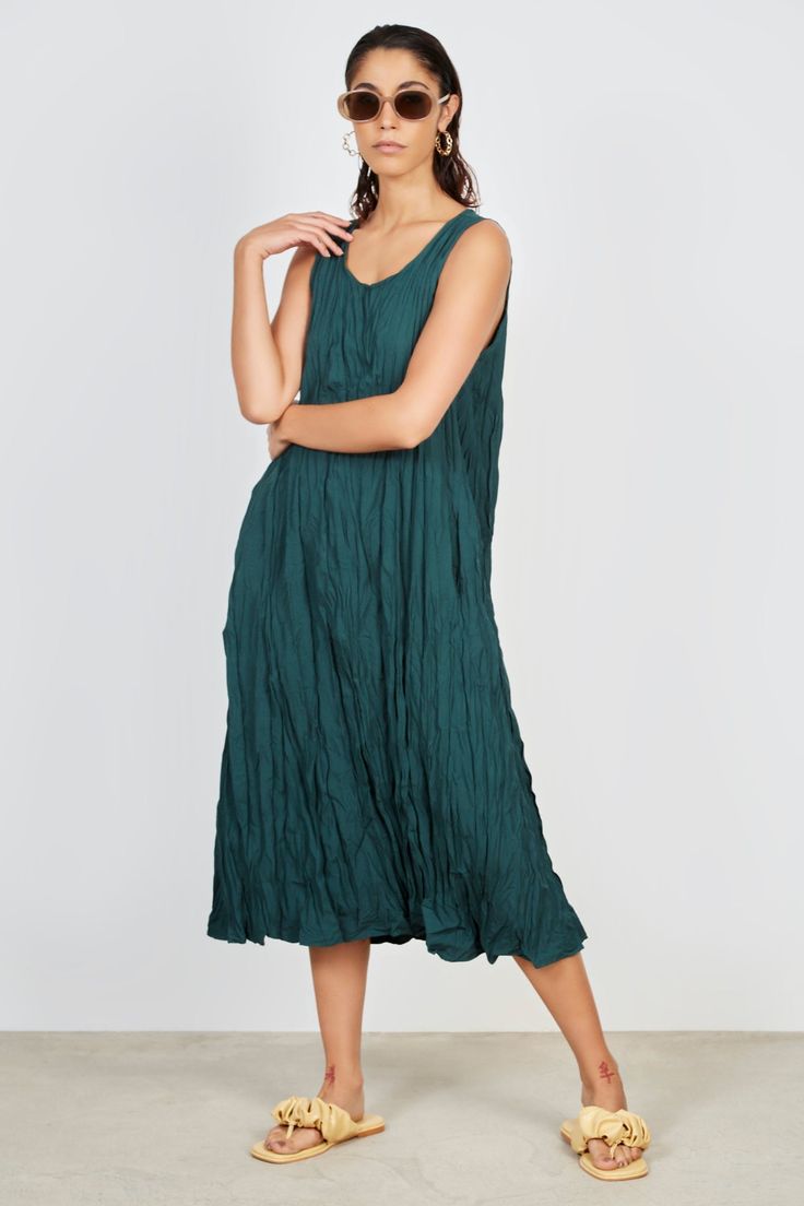 Green wrinkled simple shift dress_1 Simple Shift Dress, Too Loud, Crinkle Fabric, London Free, Buy Now Pay Later, Green Fashion, Summer Essentials, Luxury Fabrics, Green Dress