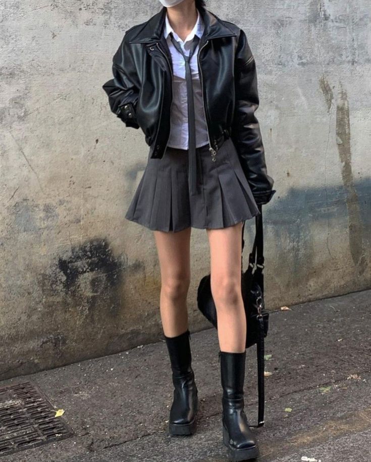 Gray Skirt Outfit Winter, Gray Skirt Outfit, Short Leather Jacket, Nyc Fits, Japan Outfit, Winter Skirt Outfit, Todays Outfit, Really Cute Outfits, Short Skirt