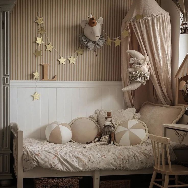 a small child's bedroom with teddy bears and stars on the wall above it