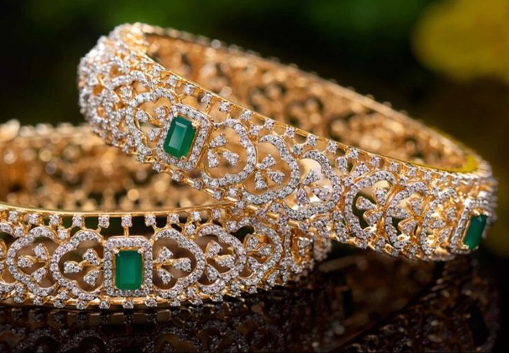 Diamond Bangles, Antique Gold Jewelry Indian, Diamond Pendants Designs, Diamond Wedding Jewelry, Antique Jewellery Designs, Antique Bridal Jewelry, Bridal Diamond Jewellery, Jewelry Diamonds, Indian Jewellery Design Earrings