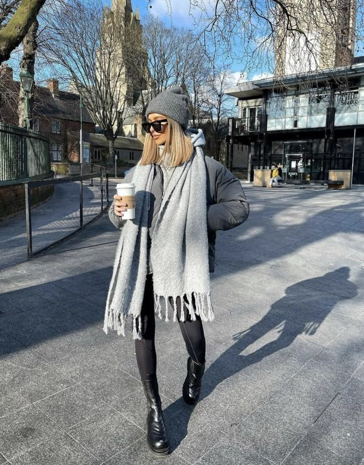 Grey Winter Outfit, Alexx Coll, Big Scarf Outfit, Winter Snow Outfits, Outfits With Scarf, Grey Coat Outfit, Winter Outfit Aesthetic, Aesthetic Winter Outfits, Scarf Outfit Winter