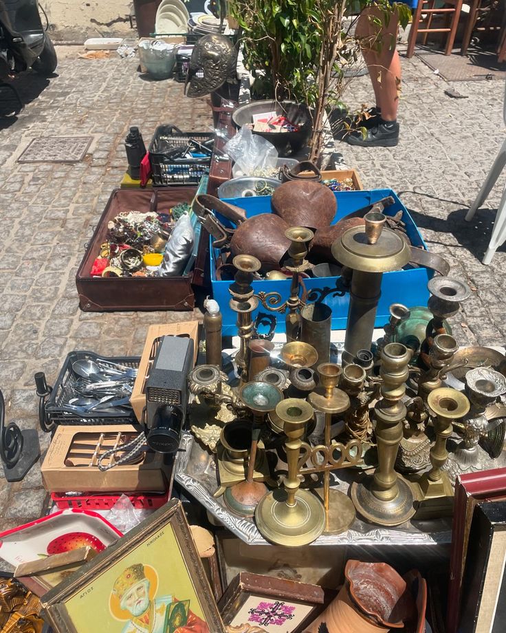 there are many items on the table for sale at this street vendor's stall