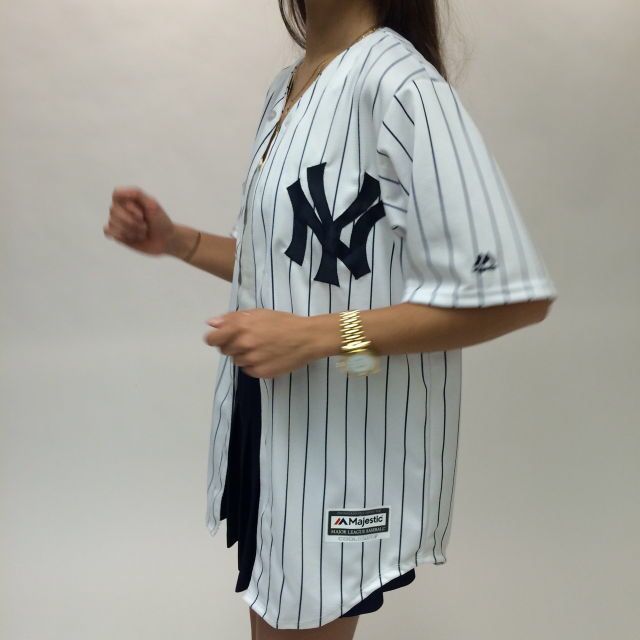 @ʙᴀɴᴋʀ0ʟʟs ۺ Baseball Jersey Outfit Women, Yankees Jersey, Stripes Top, Jersey Baseball, Jersey Jacket, Tomboy Style Outfits, Streetwear Fashion Women, Urban Wear, White Skirt