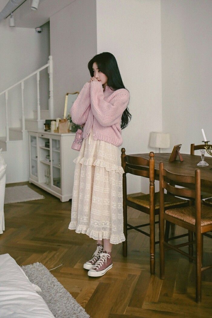 Conservative Korean Outfits, Cute Japan Outfits Aesthetic, Modest Skirt Outfits Aesthetic, Korean Cottagecore Outfit, Soft Japanese Fashion, Oversized Feminine Outfit, Flowy Long Skirt Outfit, Feminine Japanese Fashion, Spring Layered Outfits