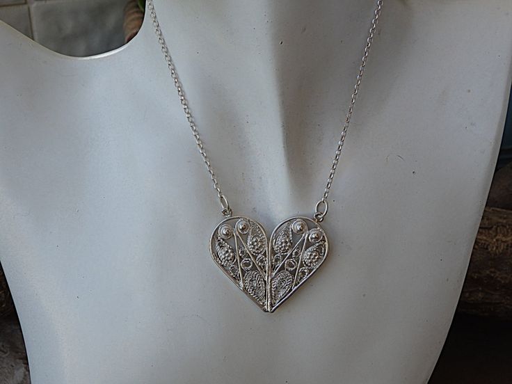 Silver sterling 925 Heart Shaped Necklace, Yemenite necklace, Ethnic Tribal hand made jewelry. Filigree love pendant. Women wife gift idea's Details: Metal: 925 Sterling Silver Size: 3 cm x 3 cm (1.2 inches x 1.2 inches) Chain Length: 45 cm (about 18 Inches) and can be change please write your size long chain in note The necklace will be packed in a gift box. Please allow 2-5 days to prepare. FOR MY NECKLACES COLLECTION HERE: https://www.etsy.com/il-en/shop/rebekajewelry?section_id=14211169& Ruby Red Necklace, Love Pendant, Heart Shaped Necklace, Made Jewelry, Mothers Necklace, Cameo Necklace, Cameo Pendant, Wife Gift, Hand Made Jewelry