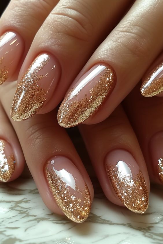 Nail Art In Golden Color, Half Gold Nails, Shining Nails Glitter, Nails Beige And Gold, Golden Summer Nails, Natural And Gold Nails, Elegant Nails With Gold, Holiday Gold Nails, Gold Nails Acrylic Almond