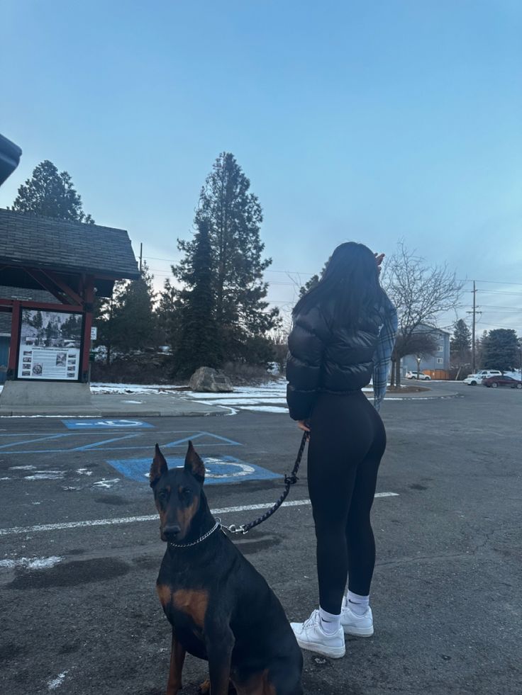 Puffer Jacket Leggings Outfit, Cropped North Face Jacket Outfit, Outfit With Black Air Force, Air Force 1 Black Outfit Woman, Winter Slippers Outfit, The North Face Nuptse Outfit, Outfits W Leggings, Cropped Puffer Outfit, Snow Outfits For Women Cold Weather