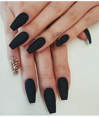 Matte black                                                                                                                                                                                 More Nails Mat, Matte Nail Art, Coffin Nails Matte, Matte Black Nails, Matte Nails Design, Super Nails, Prom Nails, Cute Nail Designs, Cool Nail Designs