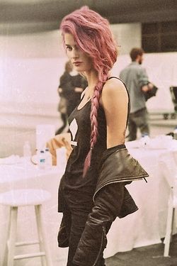 This may not be 100% me, but I love it and I'm determined to incorporate this somehow. Styl Grunge, Pink Hair Dye, Scene Girl, Looks Pinterest, Punk Hair, Model Street Style, Rocker Chic, Pastel Hair, Hair Envy