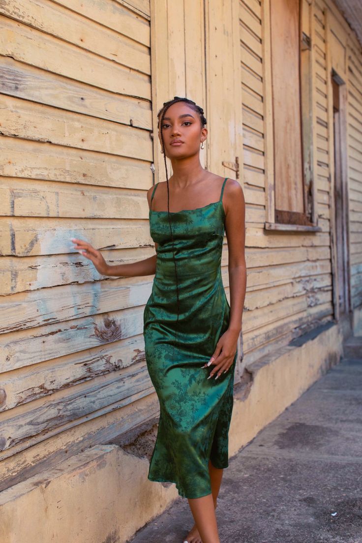 Green Cami, Cami Midi Dress, Square Neck Dress, Wedding Guest Outfit Summer, Grad Dresses, Vestidos Vintage, Satin Midi Dress, Green Midi Dress, Mode Inspo