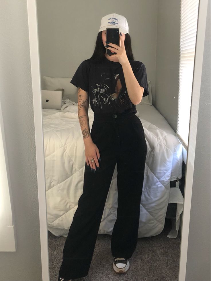 Black Shirt Tucked In Jeans, Outfit Ideas Black Wide Leg Pants, Wide Leg And Tshirt Outfit, Wide Leg Jeans And Tshirt, High Waisted Wide Jeans Outfit, Black Wide Leg Trousers Outfit Casual, Pink Floyd Shirt Outfit, Wide Leg Black Jeans Outfit, Black Wide Leg Jeans Outfit