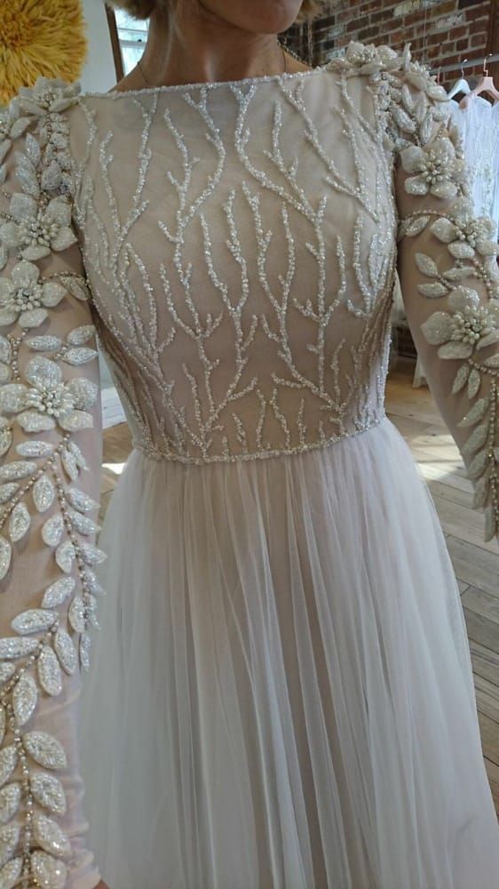 Glamorous Evening dresses for ladies Katb Ktab Outfit, Simple Engagement Dress, Hijab Dress Party, Glamorous Evening Dresses, Dresses For Ladies, Bride Dress Simple, Soiree Dress, Gowns Dresses Elegant, Stylish Wedding Dresses