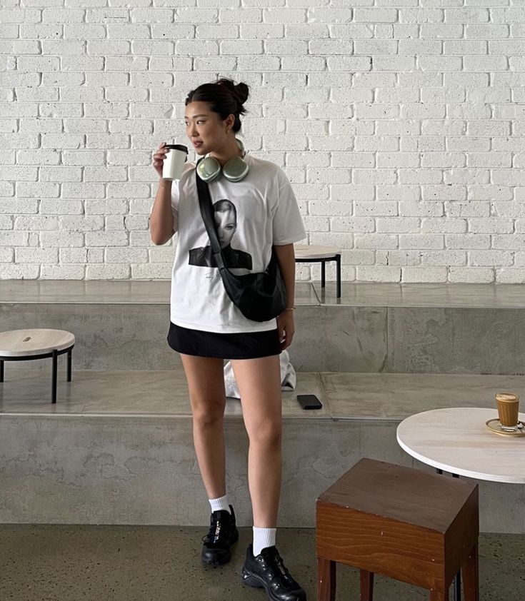 Mini Sling Bag Outfit, Sling Bag Outfit, Casual Sling Bag, Mini Sling Bag, Bag Outfit, Monochrome Outfit, Graphic Shirt, Fitness Inspo, Graphic Shirts