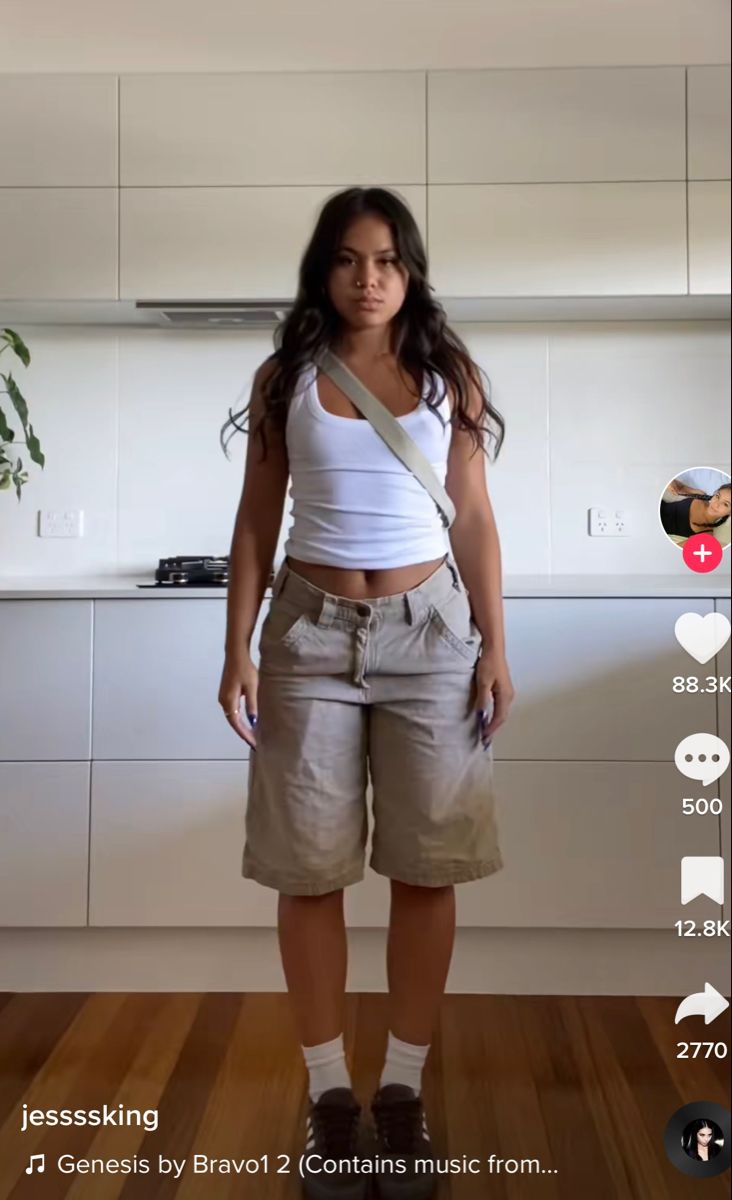 Khaki Shorts Outfit Women Aesthetic, Green Cargo Shorts Outfit Black Women, Beige Jorts Outfit Idea, Brown Cargo Shorts Outfits Women, Kakis Shorts Outfit, Green Shorts Outfit Black Women, Summer Camp Outfits For Women, Oversized Jean Shorts Outfit, Dickie Shorts Outfit Women