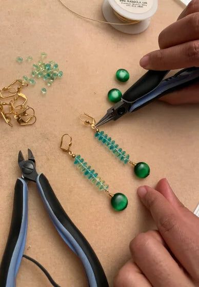 Unleash Your Inner Artisan! A Sparkling 1-Hour Jewelry-Making Adventure Awaits! ✨ Dive into the world of glitter, creativity, and pure fun with our Single Enrollment Jewelry-Making Class—a 1-hour escape designed to bring your unique style to life! What to Expect: Class Vibes: Cozy, hands-on magic in small groups of up to 12 creatives. Let’s make jewelry that dazzles! Class Times: Flexible and convenient: Weekdays: 11 am–12 pm, 3:30 pm–4:30 pm, 5 pm–6 pm Saturdays: 11 am–12 pm, 1 pm–2 pm, 4 pm–5 Spiral Jewelry, Jewelry Making Classes, Beautiful Beaded Jewelry, Basic Jewelry, Beads Bracelet Design, Eye Pins, Party Earrings, Handmade Wire Jewelry, Diy Crafts Jewelry