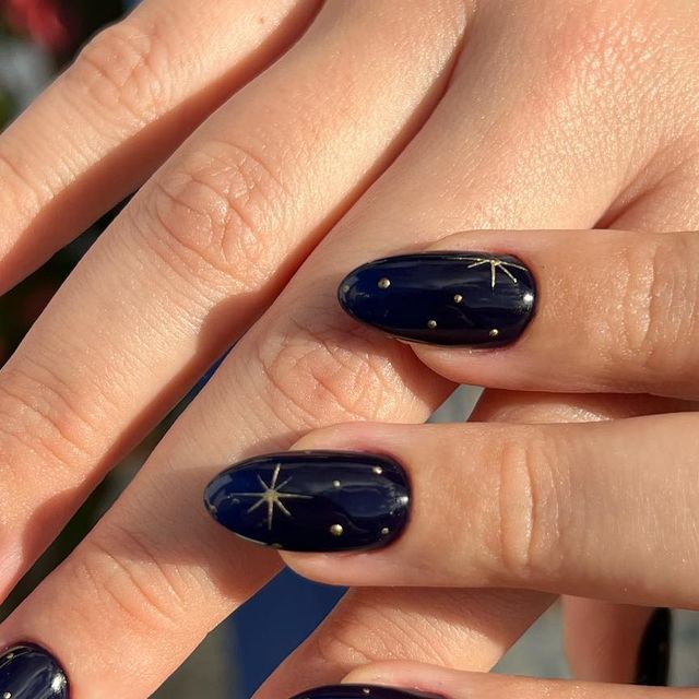 Dark Blue With Stars Nails, Nail Colours For Short Nails, Navy Blue Nails With Gold Stars, Midnights Ts Nails, Navy Nails With Gold Stars, Navy And Gold Star Nails, Winter Nails Stars, Dark Nails With Stars, Navy Nails Inspiration