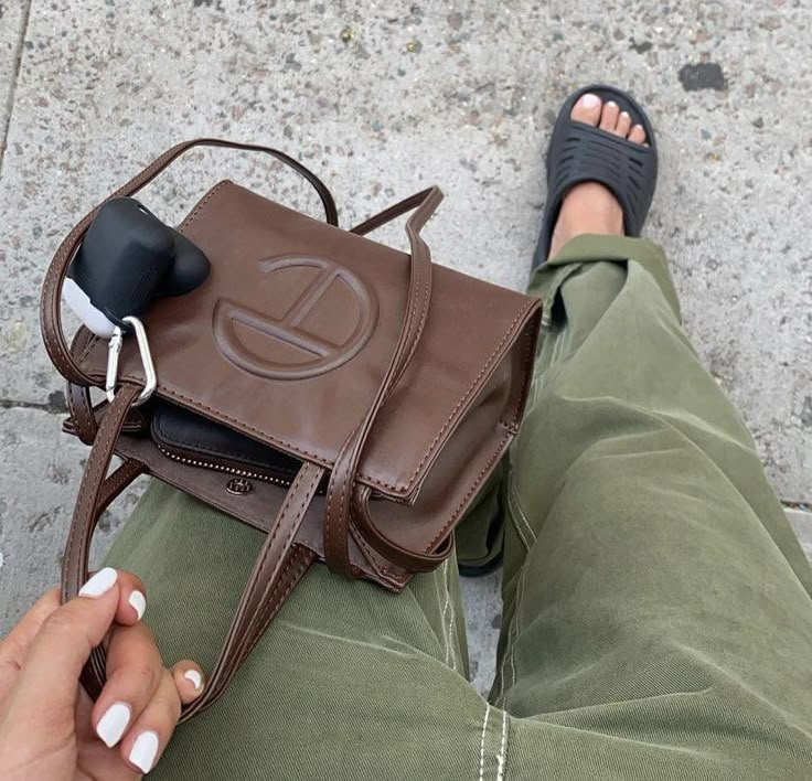 Brown Telfar Bag Outfit, Brown Telfar Bag, Telfar Brown, Telfar Bags, Telfar Bag, Wishlist 2022, Nyc Life, Dream Bags, Luxury Purses