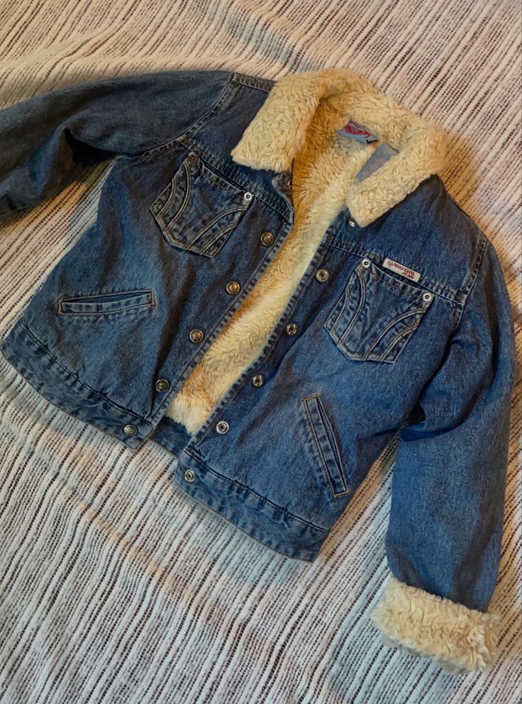 Fluffy Denim Jacket Outfit, Fleece Jean Jacket Outfit, Fuzzy Jean Jacket Outfits, Jean Jacket With Fur Outfit, Winter Jean Jacket Outfits, Denim Fur Jacket Outfit, Jean Jacket Aesthetic, Fluffy Denim Jacket, Jean Jacket With Fur