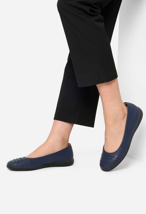 Pleated PU Upper: The pleated layers on the soft PU upper give these simple women's flats added texture. Round Toe: These chic flats are suitable for most foot shapes and provide more room for your toes to ensure a comfortable fit. The interior is lined with soft fabric and 3mm thick foam for added comfort. Arch Support: Made with an insole that offers arch support these flats allow you to walk and stand comfortably. Padded Heel: These stylish flats have a cushioned collar to protect your heels Comfortable Medium Width Ballet Flats, Workwear Flats With Textured Sole, Casual Ballet Flats With Textured Sole For Work, Casual Ballet Flats For Workwear With Textured Sole, Comfortable Flats For Workwear, Casual Workwear Ballet Flats With Textured Sole, Comfortable Ballet Flats With Textured Sole, Slip-on Flats With Textured Footbed, Casual Pointed Toe Flats With Medium Width