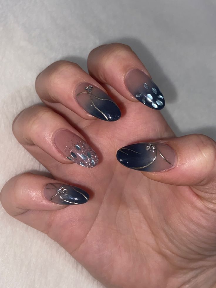 Silver Acrylic Nails Almond Shape, Royal Blue Gel Nails Almond, Midnight Blue Gel Nails, Nail Designs For Prom Blue, Navy Silver Nails Design, Dark Blue And Silver Prom Dress, Dark Blue Nails With Design Almond, Nail Art Designs Dark Blue, Dark Blue Winter Formal Dresses