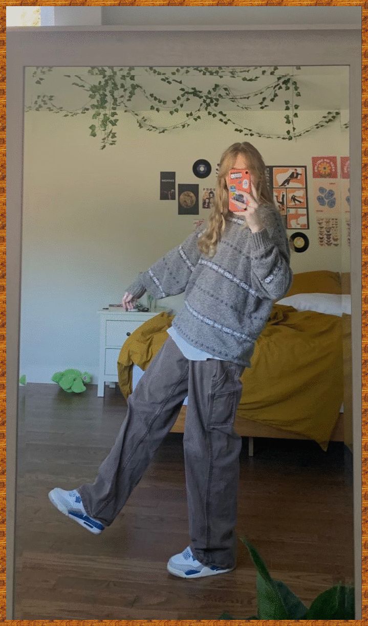 Cool Outfits With Cargo Pants, Sweaters With Cargo Pants, Baggy Cargo Pants Aesthetic, Girl Cargo Pants Outfits Street Styles, Grey Carpenter Pants Outfit, Outfit Ideas For Cargo Pants, Grey Cargo Pants Outfit Aesthetic, How To Style Grey Parachute Pants, Styling Grey Cargo Pants