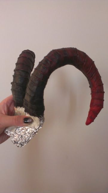 Diy Tiefling Horns, Tiefling Horns Diy, Diy Demon Horns, Krampus Horns, Tiefling Cosplay, Horns Cosplay, Diy Horns, Demon Costume, Cosplay Horns