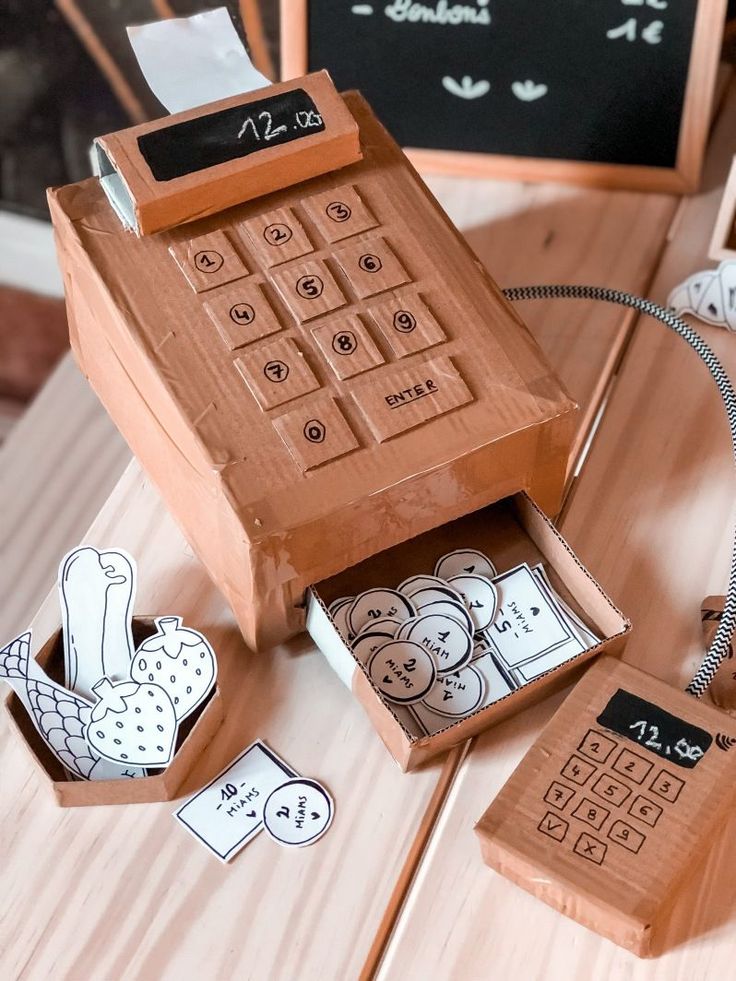 Aujourd’hui un nouveau DIY en carton beaucoup trop chouetteune épicerie en cartonJe suis trop fan du résultat et les kids aussiA la base je l’ai faite pour entrainer Maen calc… Cardboard Crafts Diy, Cardboard Crafts, Paper Cards, Crafts Diy, Paper Craft, Origami, Crafts For Kids, Paper Crafts, For Kids