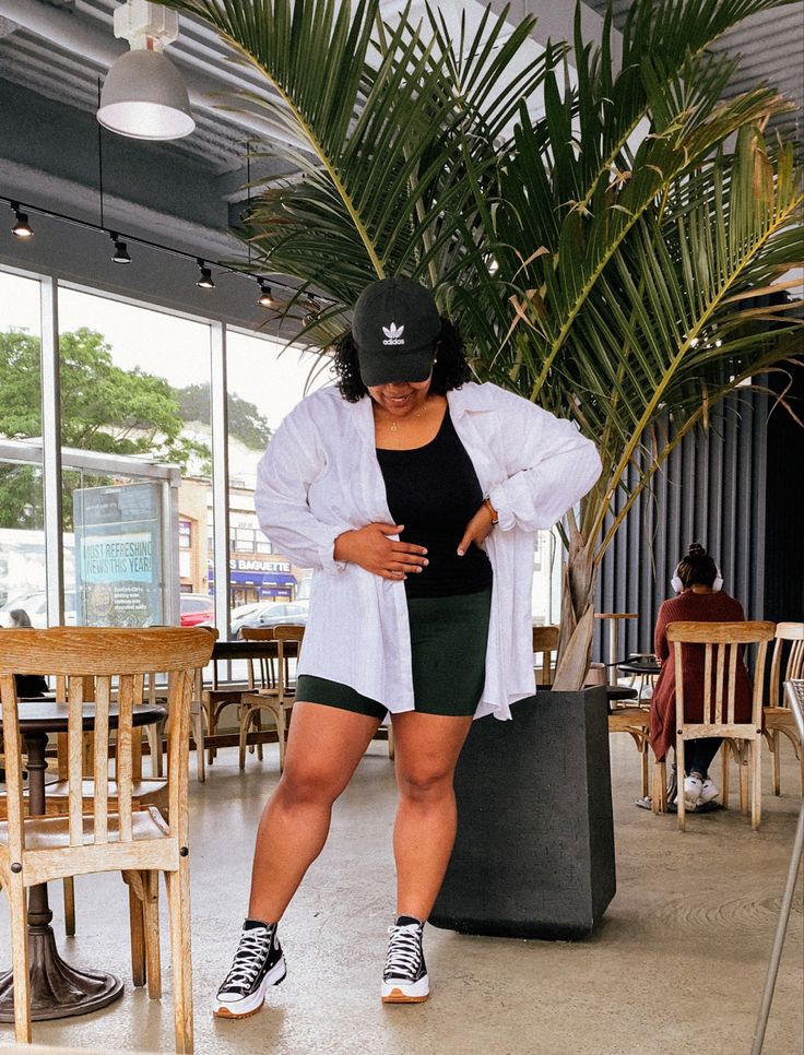 Chunky Sneakers Outfit Plus Size, Bike Shorts Outfit Midsize, Biker Shorts And Converse Outfit, Plus Size Airport Outfit, Chunky Converse, Midsize Body Outfits, Airport Style Summer, Dunks Outfit Woman, Sneaker Fits