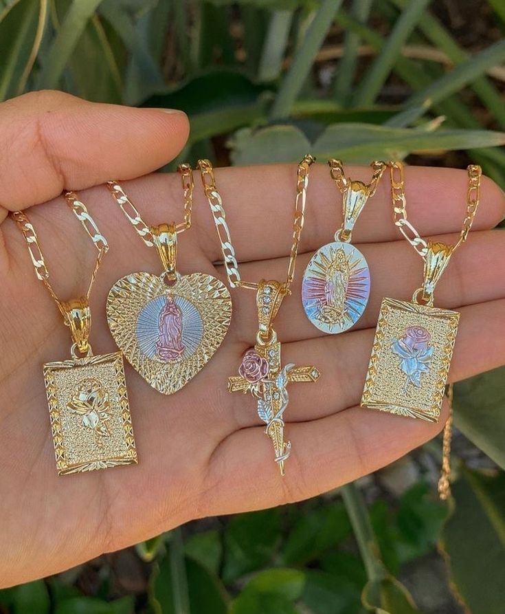 Quinceanera Jewelry, Latina Jewelry, Dope Jewelry Accessories, Expensive Jewelry Luxury, Wrist Jewelry, Mexican Jewelry, Jewelry Tattoo, Necklaces Gold, Jewelry Accessories Ideas