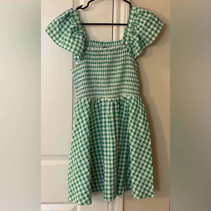 Nwot- Super Cute Spring/Summer Dress. Smocked Top, Flowy Sleeves. Petite Summer Smocked Mini Dress, Green Summer Mini Dress For Picnic, Casual Green Mini Dress For Picnic, Summer Smocked Short Sleeve Dress For Day Out, Summer Short Sleeve Smocked Dress For Day Out, Green Casual Dress For Picnic, Casual Green Dress For Picnic, Summer Mini Dress With Smock And Short Sleeves, Beach Smocked Sundress With Short Sleeves