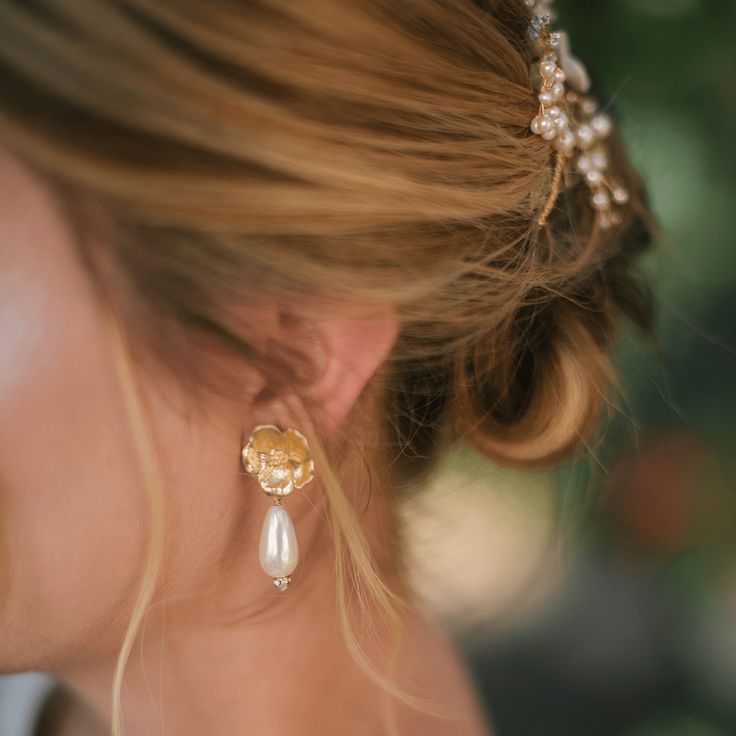 The Sabina pearl drop wedding earrings are the perfect finishing touch for a classic to modern look. Pair the Sabina with feminine and romantic silhouettes and structured gowns. The perfect pair to capture the essence of the modern romantic. Details Hand made in our studio 1 1/2 inches by 3/4 inch Lightweight Please allow 2 weeks for delivery Photography credits: Anne Casey Photography Feminine Evening Pearl Earrings, Feminine Pearl Earrings For Evening, Feminine Pearl White Bridal Earrings, Elegant Pearl Chandelier Earrings, Elegant Pearl White Pearl Chandelier Earrings, Elegant Teardrop Jewelry For Wedding, Feminine Gold Bridal Earrings For Formal Occasions, Classic Pearl Earrings For Wedding, Feminine Formal Pearl Dangle Earrings