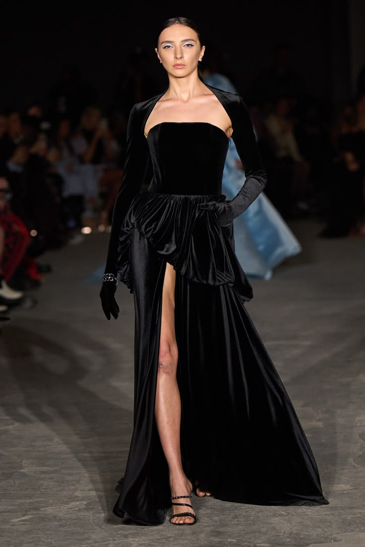 Black Velvet Strapless Bubble Peplum Gown with High Slit Shrug Not Included Made to order, Final Sale Please allow 4-6 Weeks to ship Made in NYC For inquiries email info@christiansiriano.com Look Gatsby, Peplum Gown, Runway Dresses, Christian Siriano, Velvet Fashion, Moda Vintage, Couture Gowns, Fall 2022, Glam Dresses