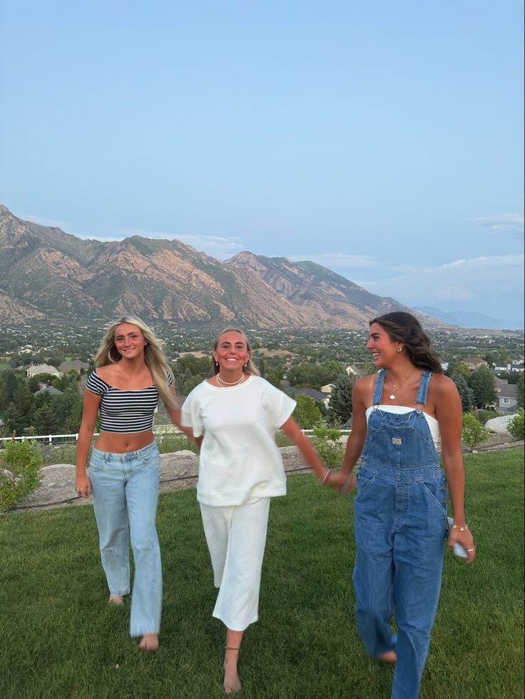 Everglades Outfit Ideas, Cute Church Camp Outfits, Hanging With Friends Outfit, Utah Summer Outfit, South America Outfits, California Summer Outfits, Salty Granola Outfits, Friend Photoshoot Ideas, Trio Pics