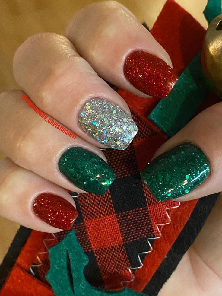 Holiday Nail Designs, Christmas Nails Easy, Christmas Gel Nails, Christmas Nail Art Designs, Cute Gel Nails, Christmas Nails Acrylic, Dipped Nails, Xmas Nails, Christmas Nail Designs