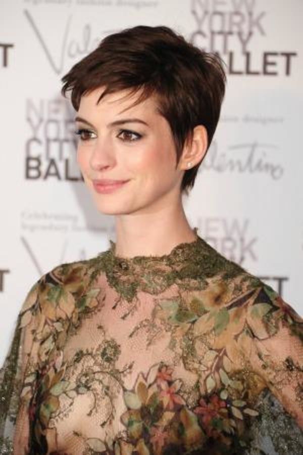 Anne Hathaway won't be up for 2 of the same Oscars Anne Hathaway Short Hair, Anne Hathaway Pixie, Pixie Haircut For Round Faces, Pixie Haircut For Thick Hair, Penteado Cabelo Curto, Pixie Haircuts, Short Pixie Haircuts, Short Pixie Cut, Undercut Hairstyles